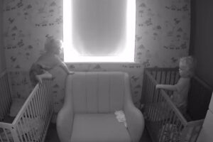 O bebê sai do berço no meio da noite para ir abraças o irmão gêmeo