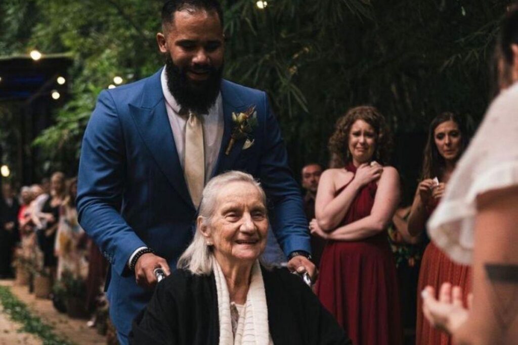 A noiva se emocionou com a entrada da avó