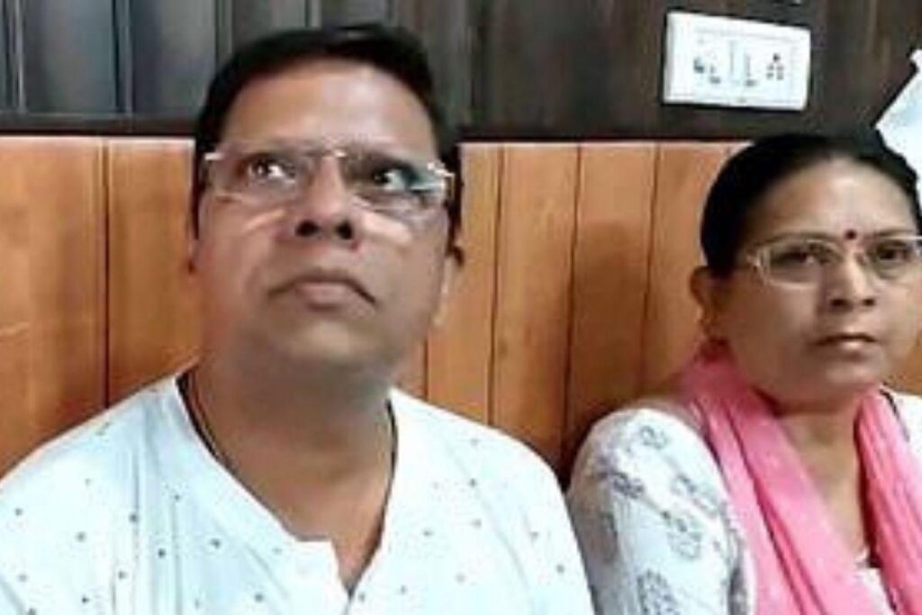 Shrey e Shubhangi se casaram em 2016 (terceiro da esquerda e terceira da direita)