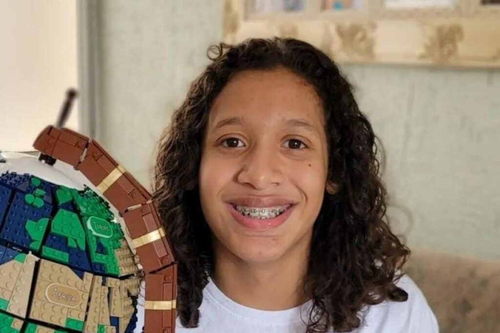 Criança com autismo constrói globo terrestre de quase 2600 peças aos 13 anos