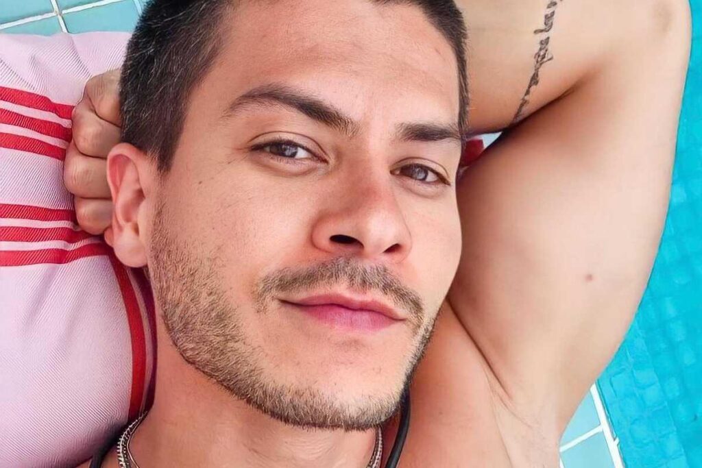 Mãe de Arthur Aguiar passa final de semana ao lado do filho