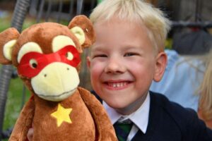 Menino de 5 anos chama ambulância e salva a vida da mãe após ataque de asma fatal