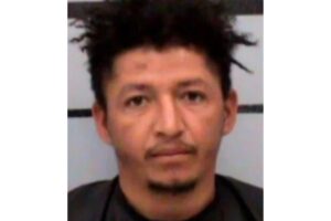 A menina de 7 anos foi encontrada sem roupa na cama com o namorado da mãe