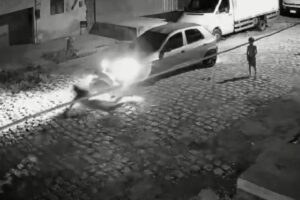 A mãe correu e conseguiu salvar o filho de ser atropelado pelo carro