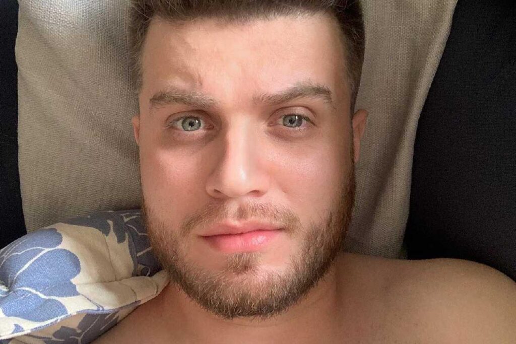 Conrado passou por uma cirurgia e está internado em estado grave