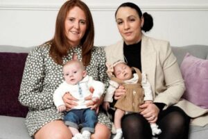 As primas deram à luz no mesmo dia, na mesma hora, e os bebês nasceram com marca de nascença igual