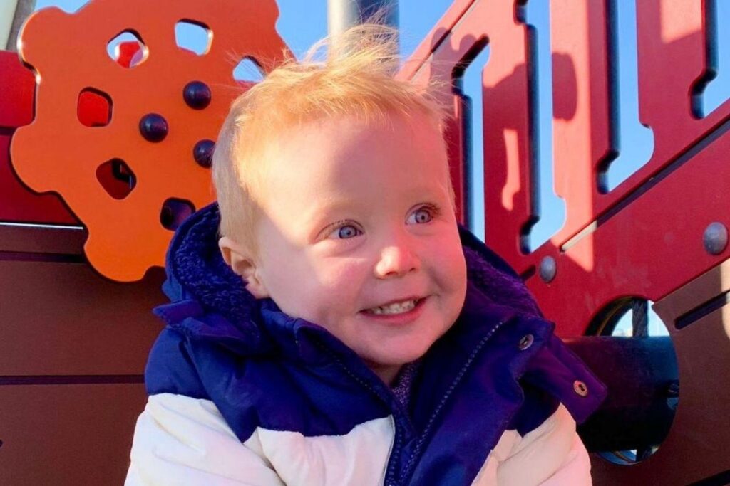 O menino de 2 anos quase morrer engasgado com o pirulito