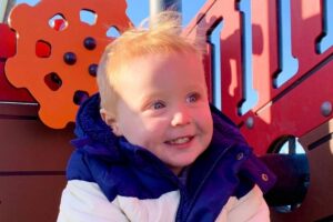 O menino de 2 anos quase morrer engasgado com o pirulito