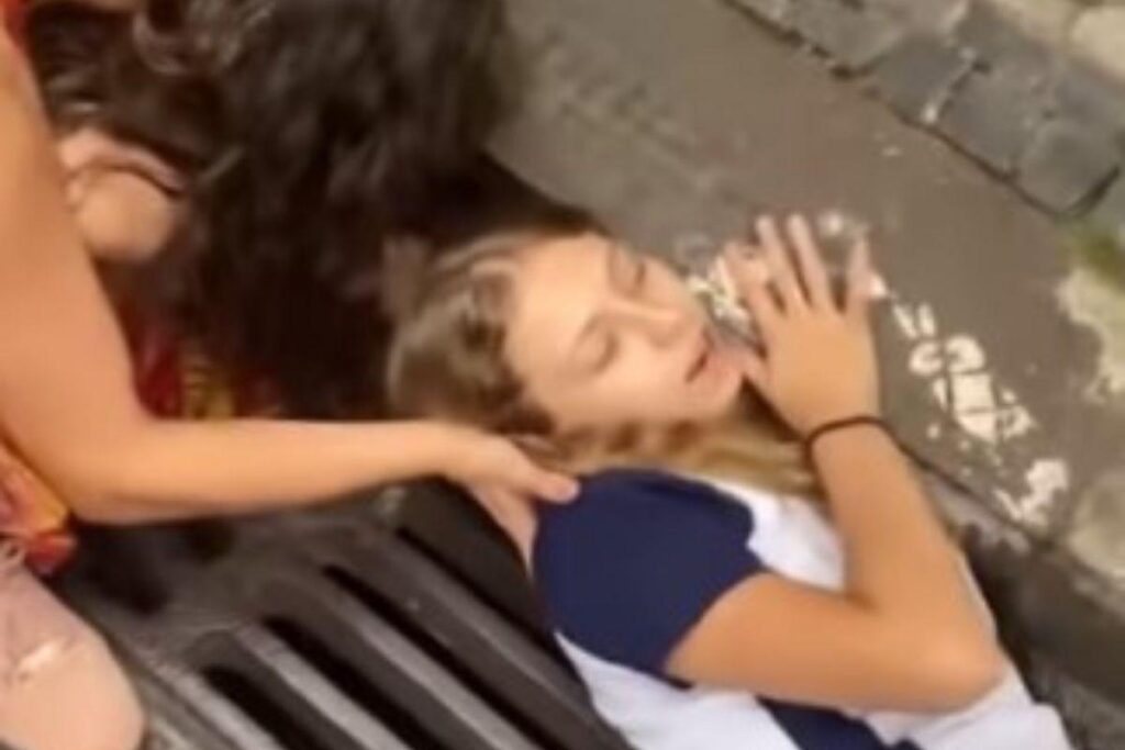 A menina conseguiu salvar o gato de dentro do bueiro