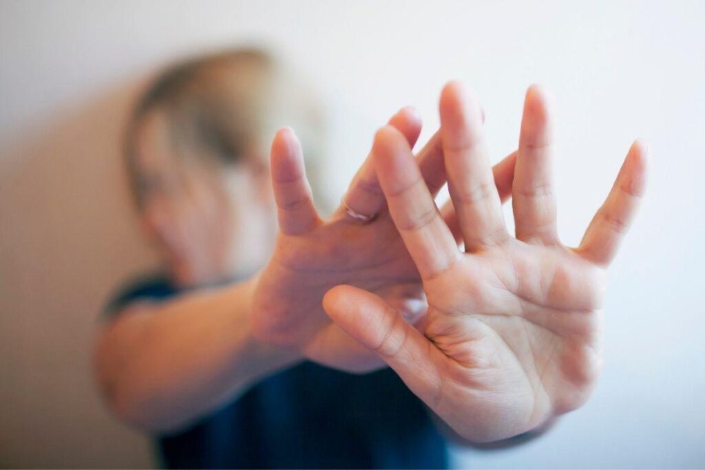 A criança ouvir os gritos da mãe e ligou para o tio, que chamou a polícia