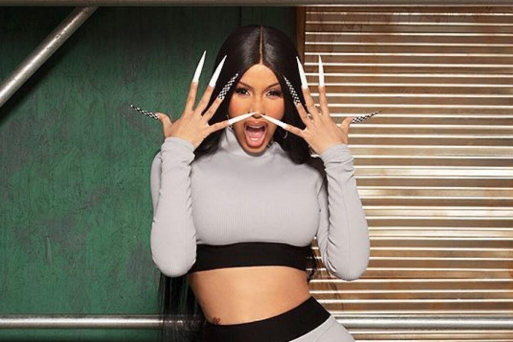 Cardi B mostrou como troca a fralda dos filhos com unhas grandes