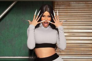 Cardi B mostrou como troca a fralda dos filhos com unhas grandes