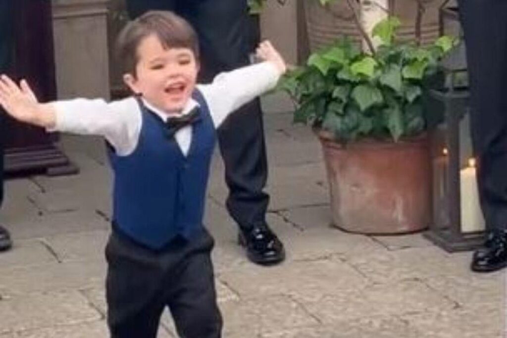 O menino não se conteve e correu para abraçar a mãe vestida de noiva