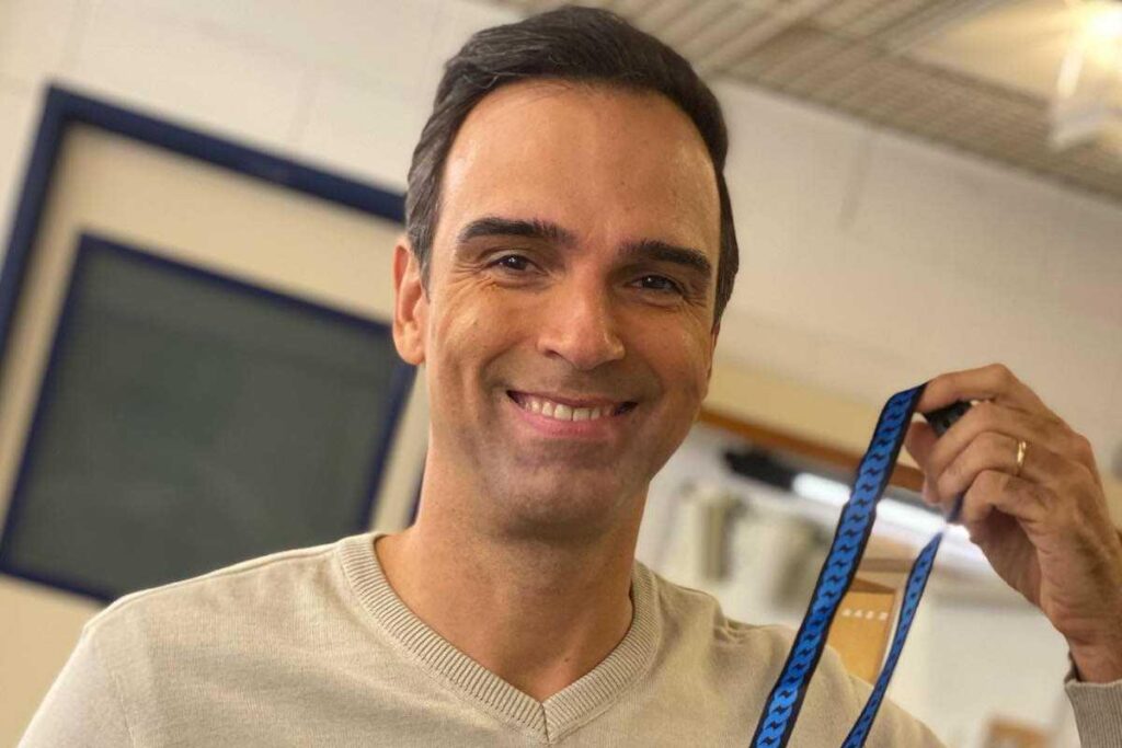 Tadeu Schmidt agradece pelo apoio da família durante o BBB22