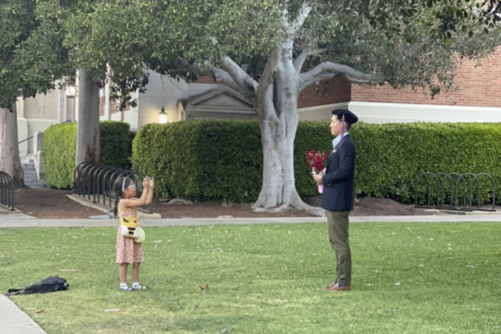 Filha tira fotos do pai orgulhosa que ele se formou na faculdade