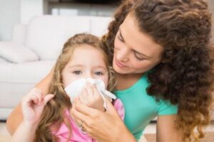 Uma higiene nasal bem feita é capaz de auxiliar na prevenção das doenças respiratórias do seu filho¹