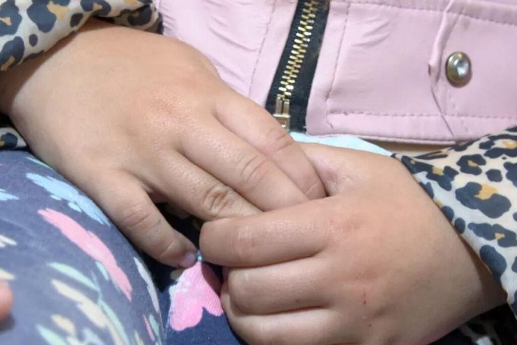 Os pais colocaram um gravador na bolsa da filha e conseguiram provas os maus-tratos que ela estava recebendo