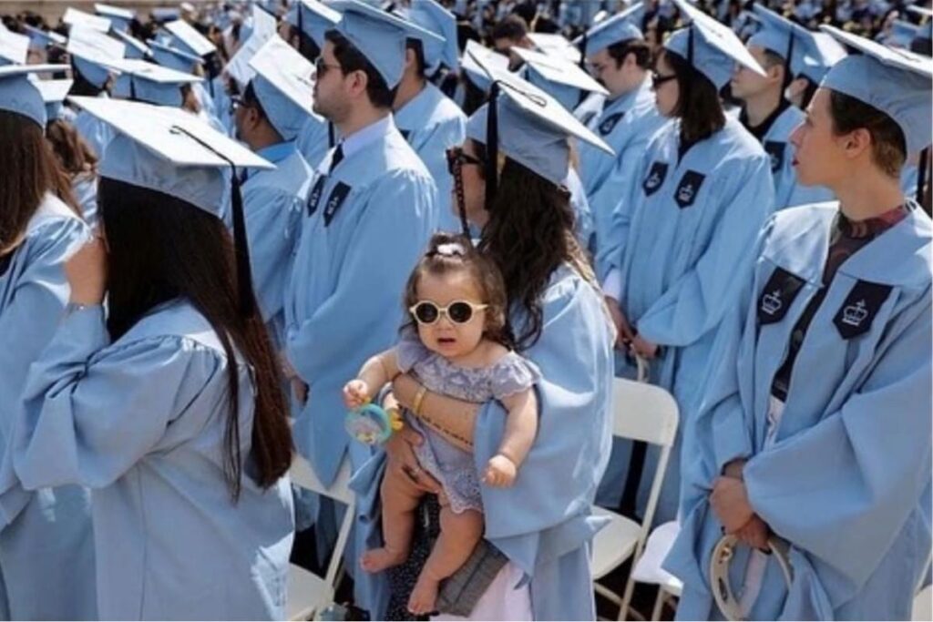 Mãe solo encanta ao levar filha no colo na formatura de faculdade