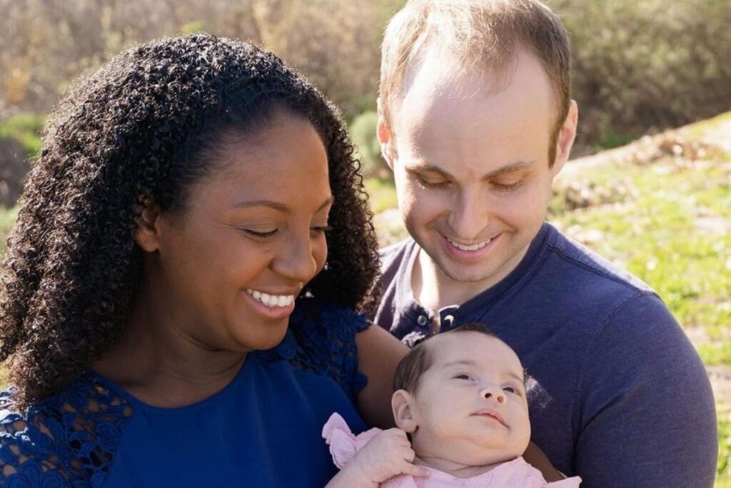 Mãe sofre comentários racistas na internet: “As pessoas acham que eu sou a babá”