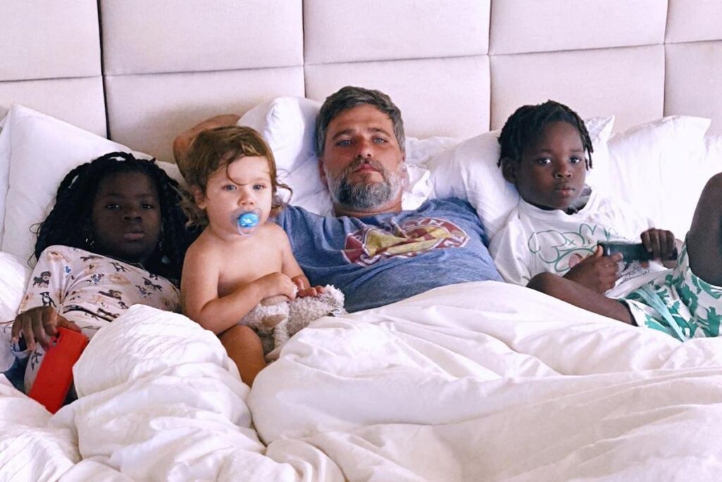 Zyan ficou muito animado ao ver os pintinhos