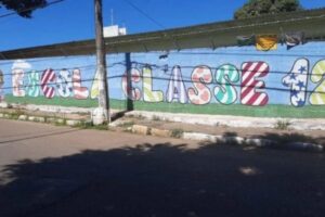 O menino havia brigado na escola com um colega de classe, e o pai foi “tirar satisfação” com a criança