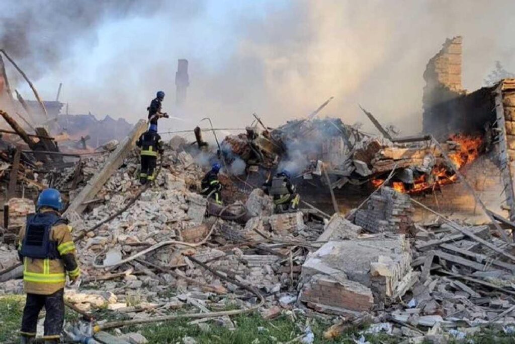 Um bombardeio atingiu uma escola na Ucrânia no último sábado, 8 de maio, e deixou pelo menos dois mortos