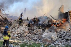 Um bombardeio atingiu uma escola na Ucrânia no último sábado, 8 de maio, e deixou pelo menos dois mortos