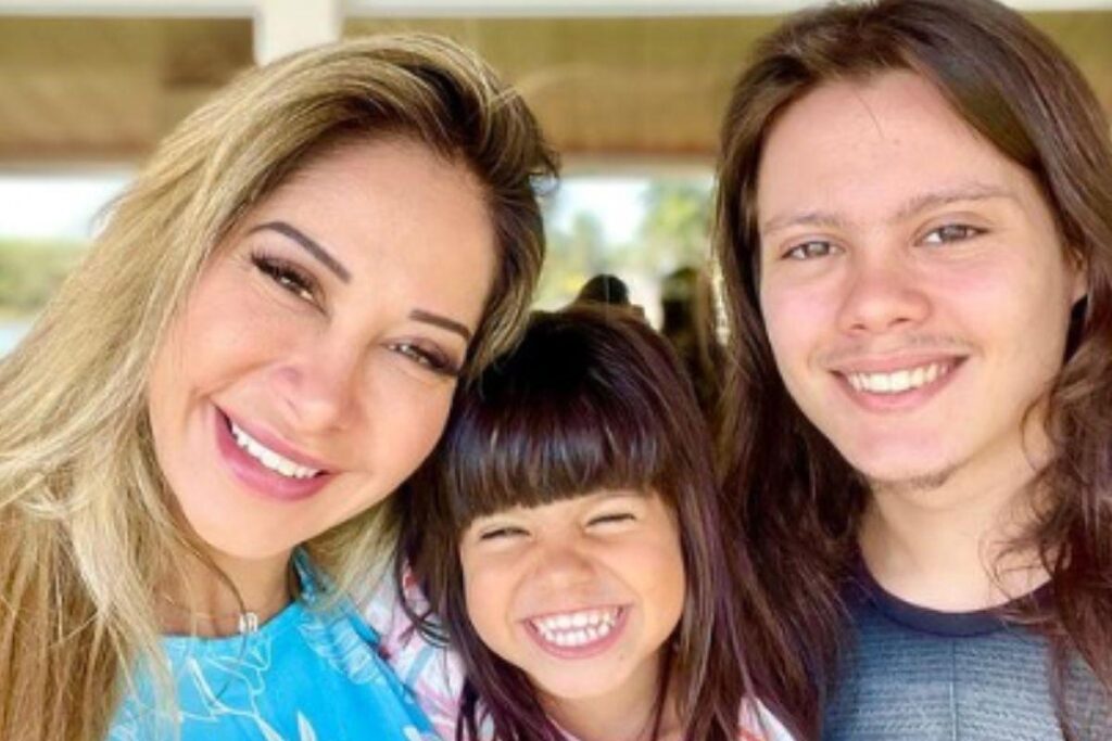 Maíra Cardi ao lado dos filhos