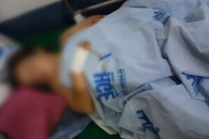 O pai achou que a mulher havia jogado as roupas e não o menino pela janela