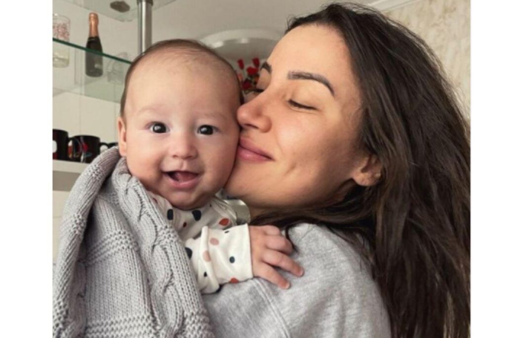 Bianca Andrade com o filho Cris