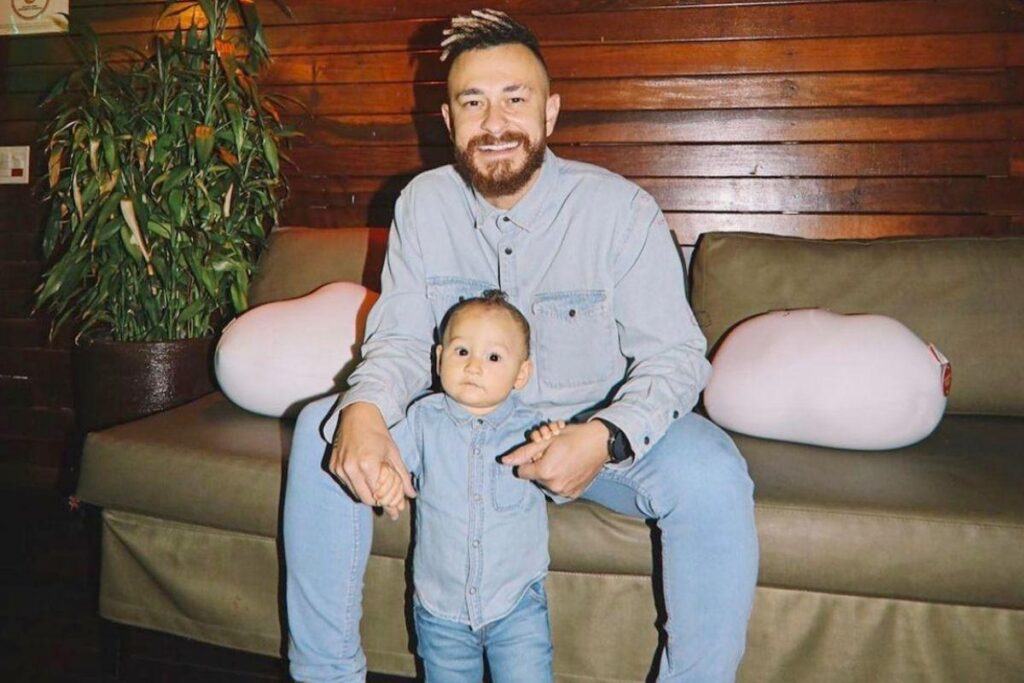 O youtuber compartilhou uma foto ao lado do filho