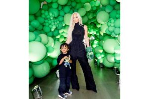 Colar usado pelo filho de Kim Kardashian custa R$1 milhão: Veja fotos e detalhes
