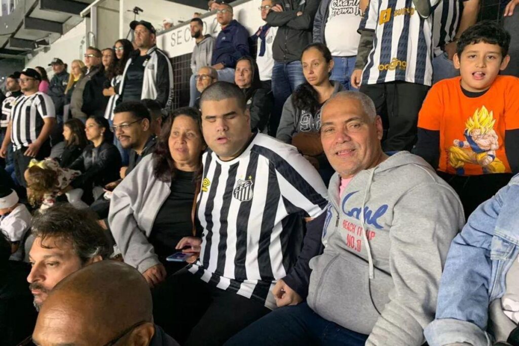 Mãe narra jogos de futebol para filho cego