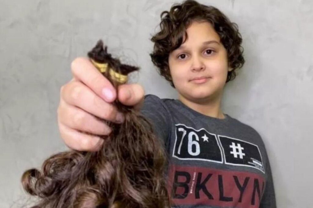 Bruno ficou 2 anos sem cortar o cabelo, e decidiu doá-lo para a amiga da mãe que está lutando contra o câncer