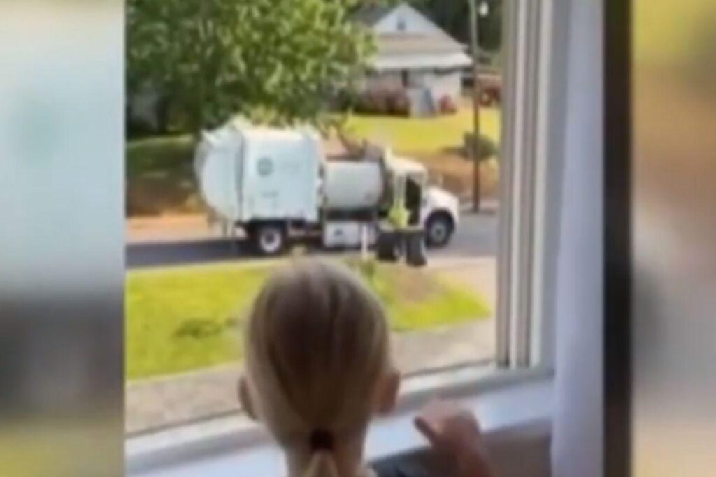 Momento em que Landry recebe o caminhão de lixo de brinquedo que recebeu do seu amigo