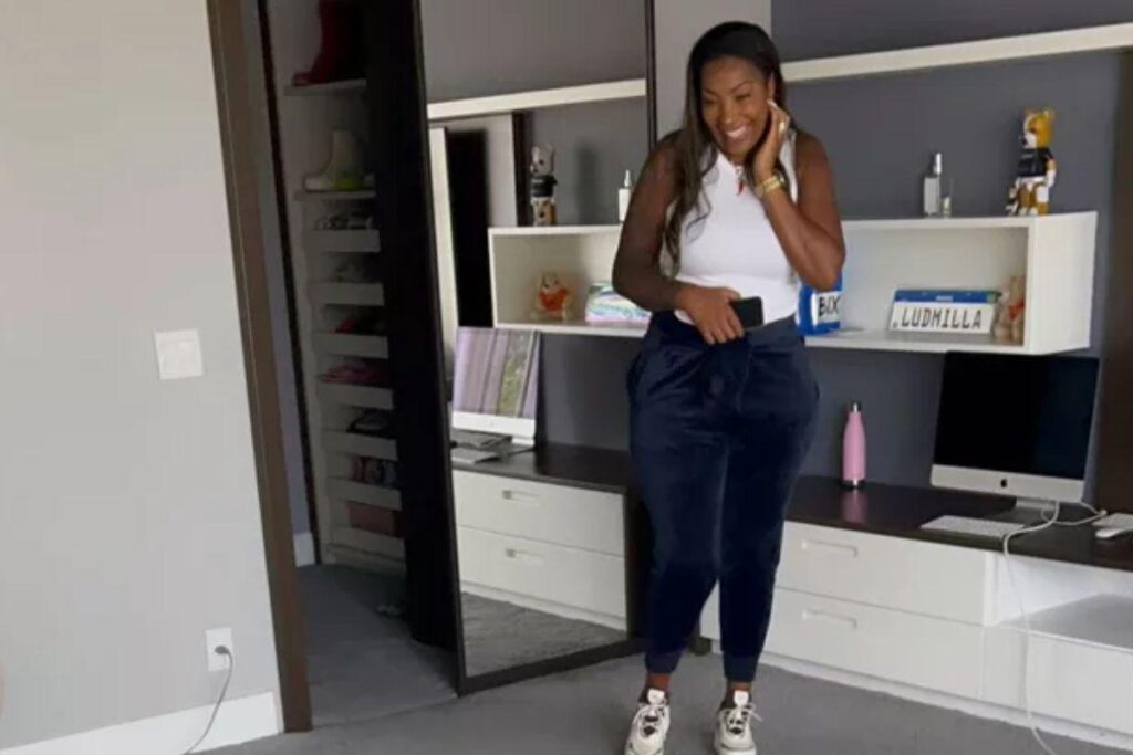 Silvana Oliveira, mãe de Ludmilla, recebe surpresa de aniversário ao chegar em casa