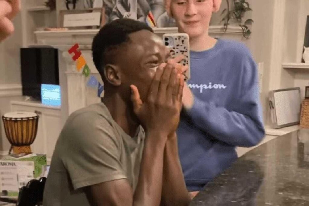 Abraham, um menino de 11 anos, não conteve a emoção ao receber a primeira festa de aniversário