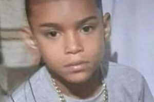 Câmera mostra momento em que o cachorro avança na criança