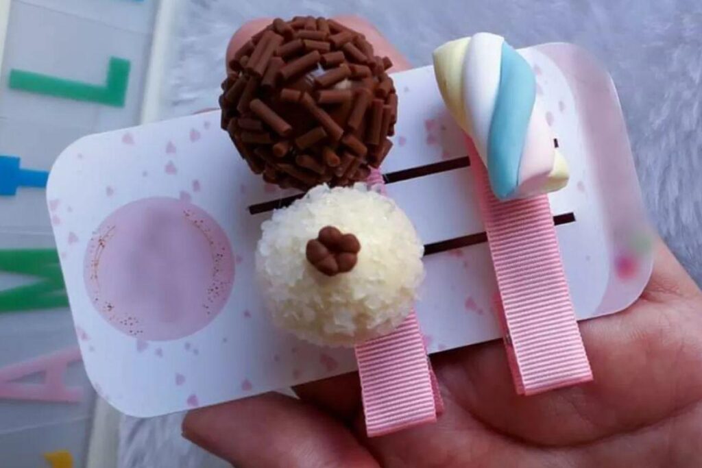 Mãe de criança reclama nas redes sociais sobre brigadeiro ‘falso’ que, na verdade, é presilha de cabelo