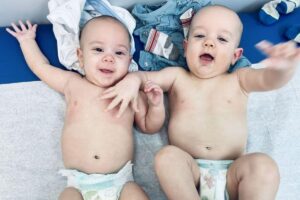 A mãe compartilha sobre os bebês nas redes sociais