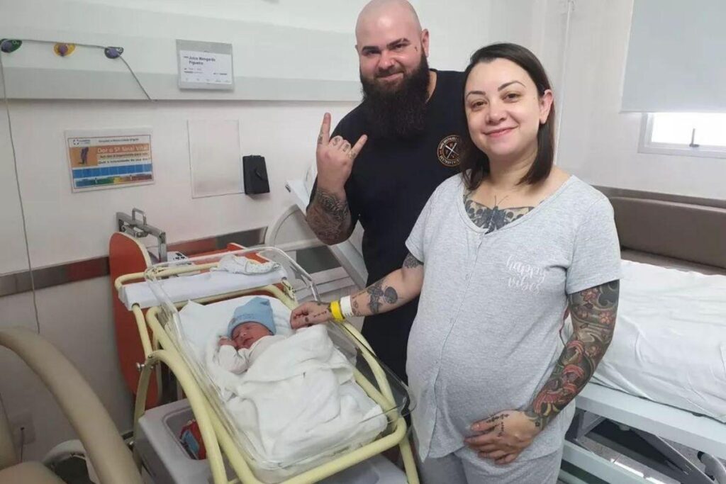 Casal que deu à luz durante show do Metallica ganha presente inédito da banda