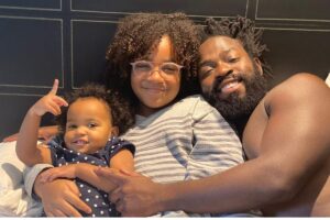 Douglas Silva mostra Maria Flor emocionada enquanto se arrumava para a festa do pai