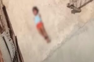 A menina passou cerca de 10 minutos amarrada no terraço de casa por não ter finalizado a lição de casa
