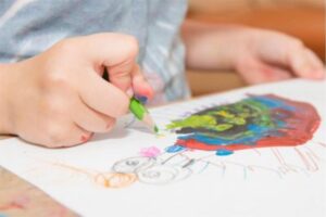 O menino desenhava na rua com giz até o vizinho reclamar com a mãe que publicou o relato