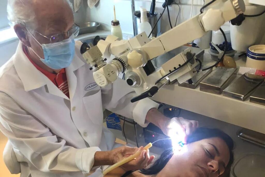 Mulher fica com barata dentro do ouvido por 24 horas