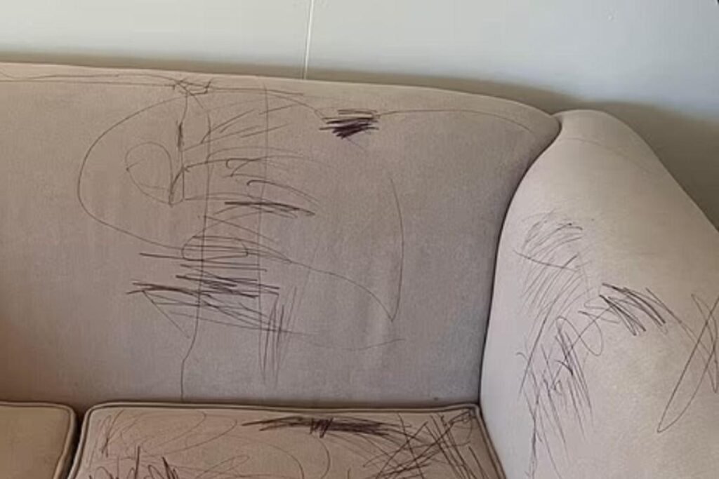 A mãe compartilhou a foto do sofá depois que descobriu que a filha havia rabiscado o móvel com uma caneta permanente