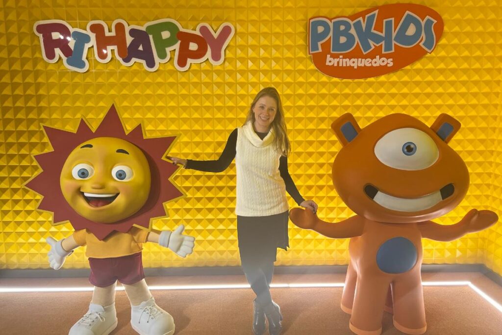 Carolina Braune Coelho, mãe de dois filhos, está à frente do time de comunicação da Ri Happy