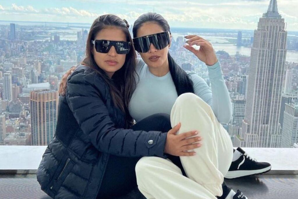 Simone canta sozinha após afastamento de Simaria e chora