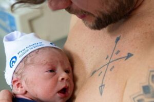 Breno Simões compartilhou vídeo do momento do primeiro banho do filho Theo