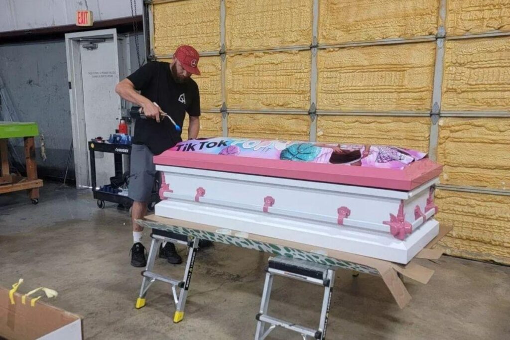 Crianças que morreram em massacre no Texas recebem caixões personalizados